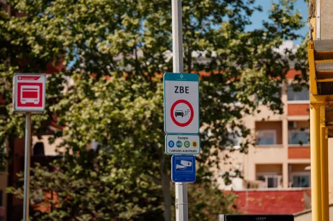 Cartell_de_ZBE_i_autobús-3-20250424141158.jpeg